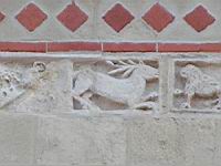 Lyon, Abbaye d'Ainay, Clocher-Porche, Plaques sculptees, Cerf (1)